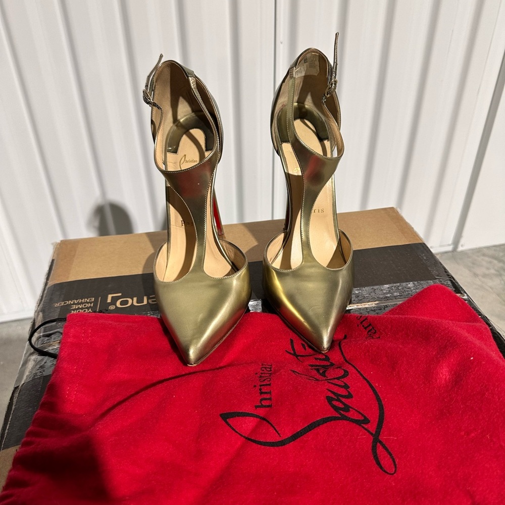 Christian Louboutin Gold Pumps. Size 40